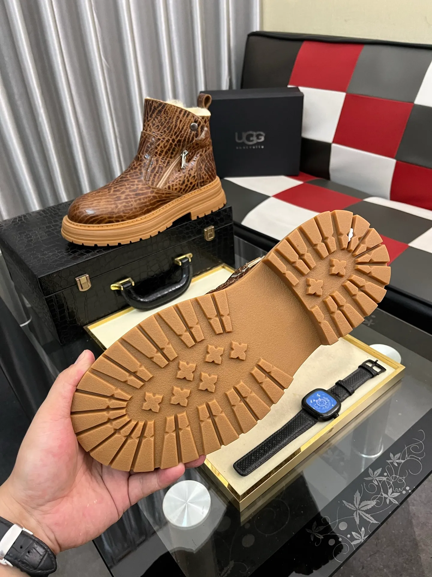 Ex-factory price: 680⌚️⌚️Thick wool imported from Australia Brand: UGG genuine purchasing agent Size: 39-44 (45 customized) Grade: Official website 1:1 Material: First layer of genuine leather waterproof and antifreeze upper Real wool lining Original non-slip and wear-resistant outsole Style category: Men's casual shoes Trendy style Comfortable on the feet Color: Official website color synchronization